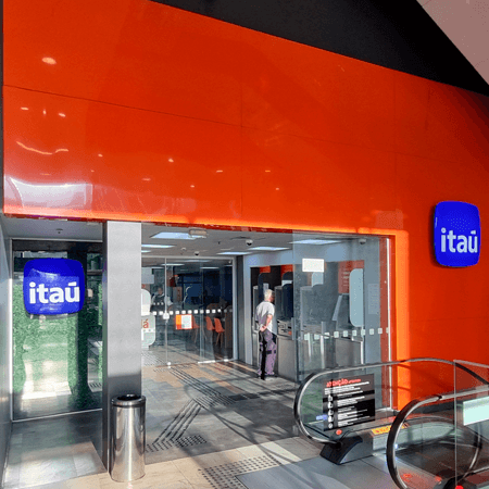 Imagem de interna da loja banco itaú