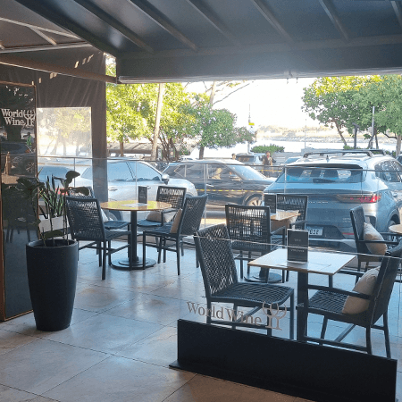 Imagem de interna da loja wine bar