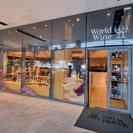 Imagem de interna da loja world wine
