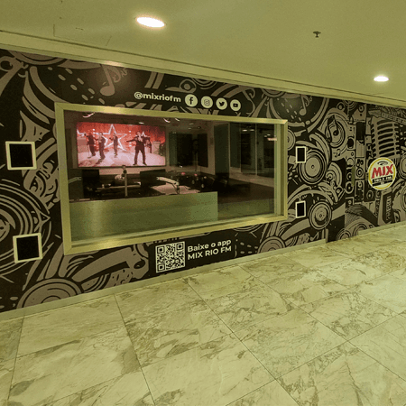 Imagem de interna da loja fm hall (estúdios)